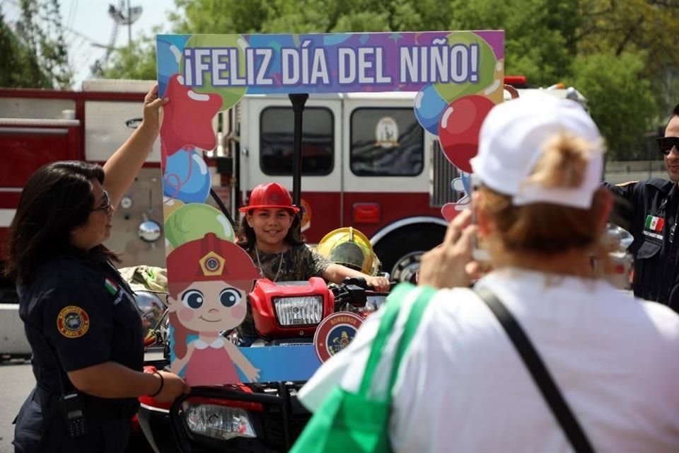 Bomberos y Protección Civil consintieron a los niños.