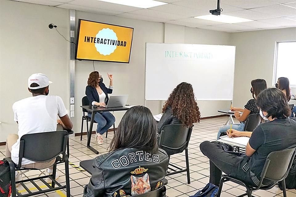 CEU enseña mediante métodos que promuevan el aprendizaje, el intercambio de ideas, la creatividad y el profesionalismo en cada uno de los estudiantes.