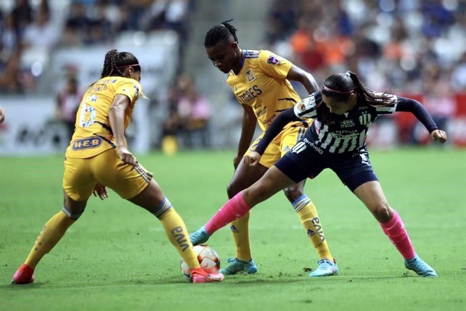 En el primer tiempo, Tigres tuvo más llegadas y a Rayadas le anularon un gol, pero se fueron al vestidor con un 0-0.