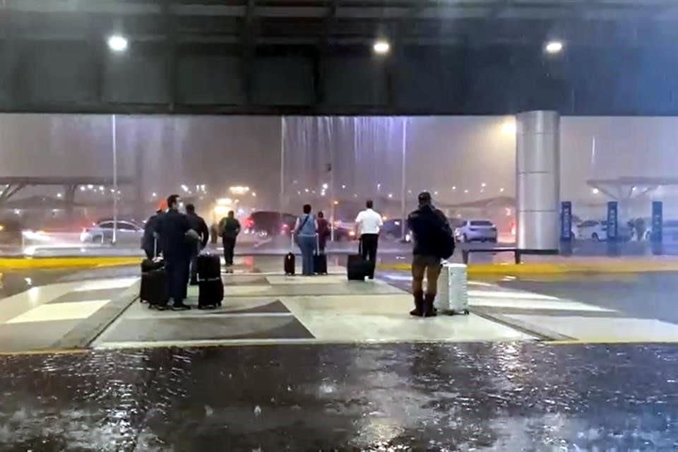 Pasajero del Aeropuerto Internacional de Monterrey captaron la fuerte lluvia que se registra en la zona.
