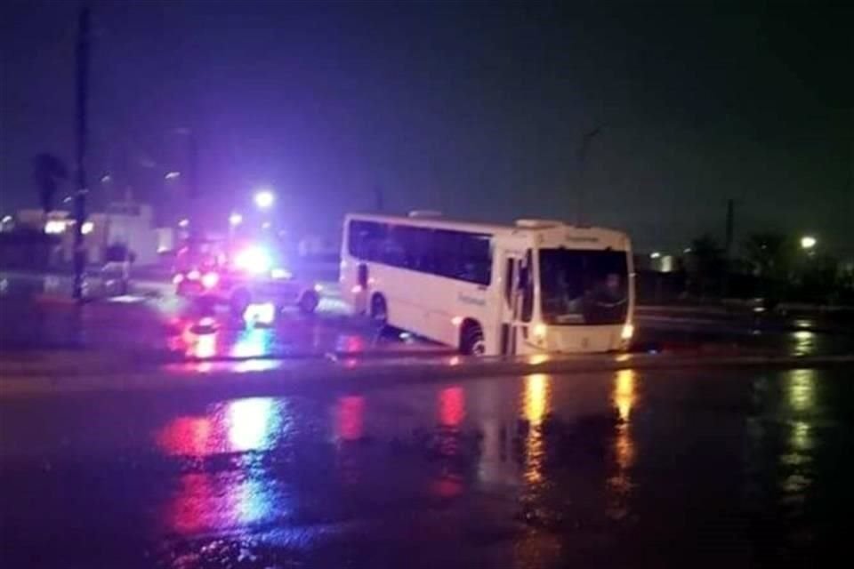 En Zuazua, Protección Civil y Bomberos ayudaron a automovilistas que quedaron con los autos sumergidos ante la tromba que cayó entre las 22:00 y las 23:30 horas.