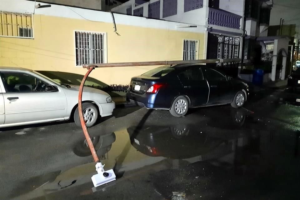 En Guadalupe, en la Colonia Villa de San Antonio, una luminaria cayó encima de un auto estacionado: el poste de acero se vino abajo al partirse de la base, en el cruce de San Antonio y San Pedro.