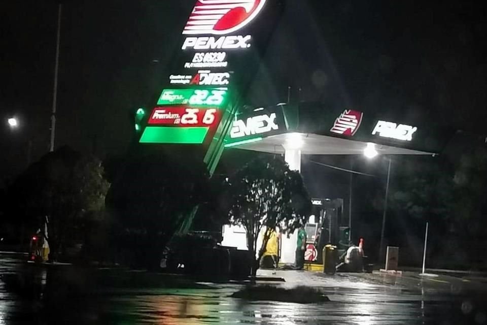 En Apodaca, el anuncio de una gasolinera se desplomó y no cayó al suelo porque golpeó el techo de una de las bombas, en la Colonia Los Fresnos.