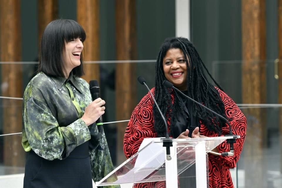 La curadora Eva Respini y   Simone Leigh durante la apertura del Pabellón de Estados Unidos en la Bienal, representado por primera vez por una artista afroamericana.