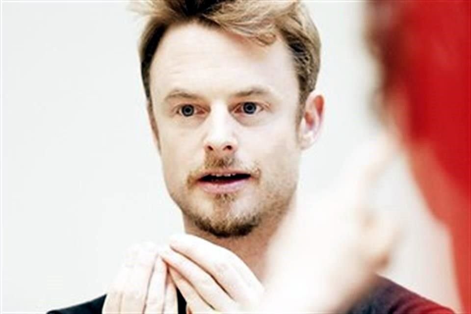 El coreógrafo Christopher Wheeldon visitó en la Ciudad de México a la escritora Laura Esquivel para mostrarle el proyecto y contar con su autorización.