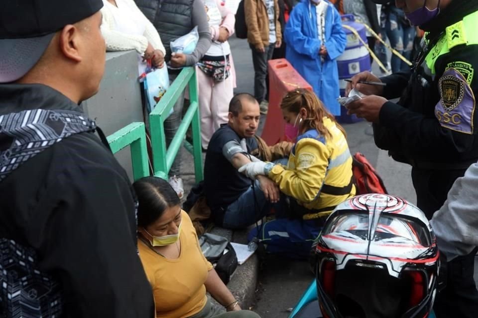 Dos personas lesionadas resultaron lesionadas tras el choque de una camioneta contra una motoneta en Eje Central Lázaro Cárdenas.