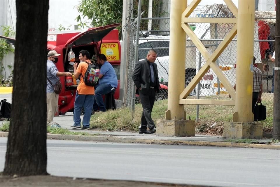 Los 'asesores' y puestos informales abundan afuera de Ciudad Laboral, donde está Conciliación.