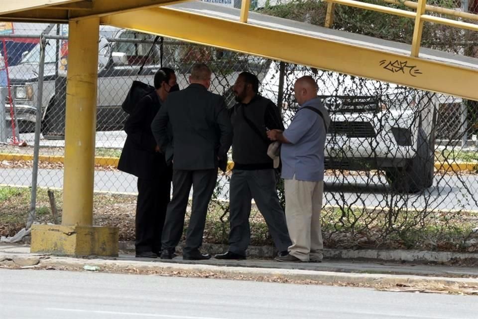 Los coyotes Florentino y Lalo (de izq. a der.) ofrecen sus servicios frente a las dependencias.