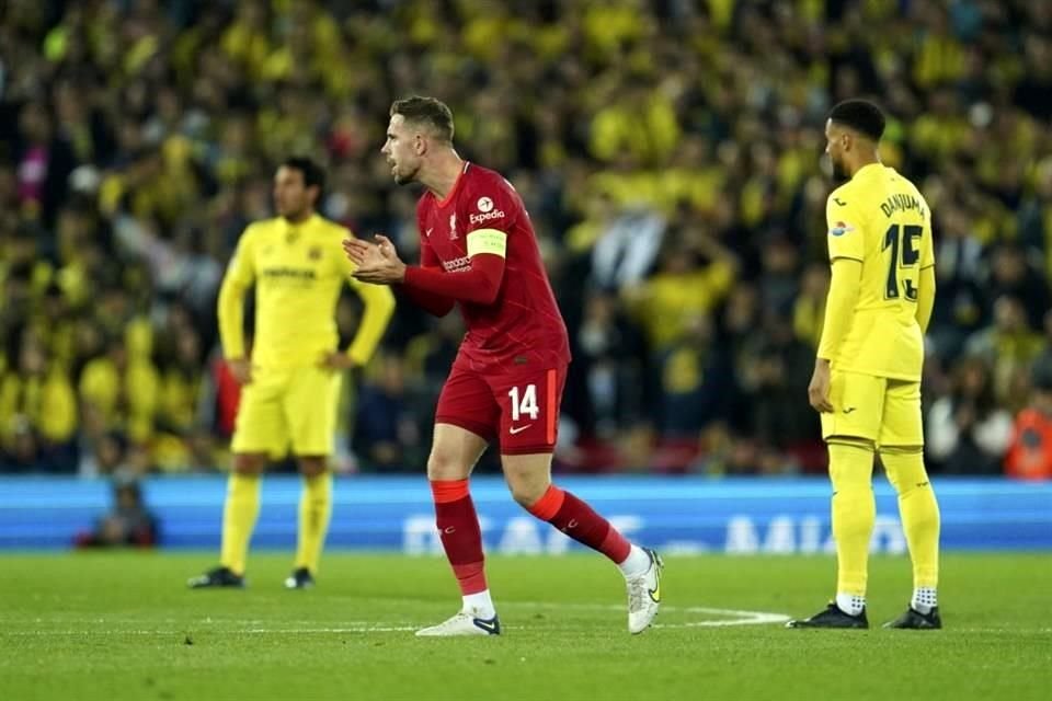 Jordan Henderson aplaude tras el autogol de Pervis Estupiñán.