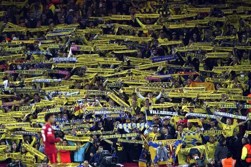 La afición del Villarreal acudió en masa al encuentro en Anfield.