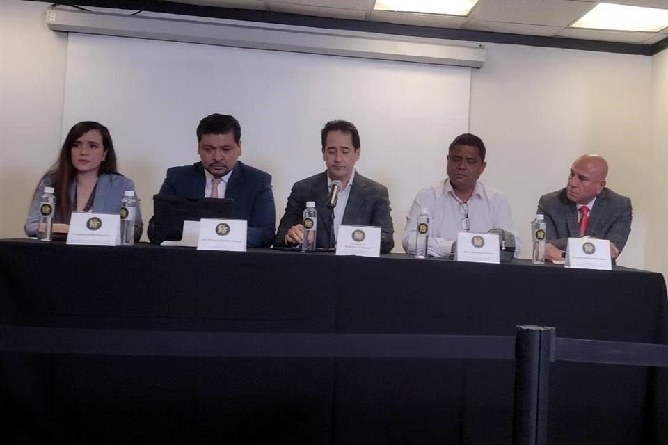 Gustavo Adolfo Guerrero (centro), Fiscal General de Justicia, informó sobre la baja de los funcionarios.