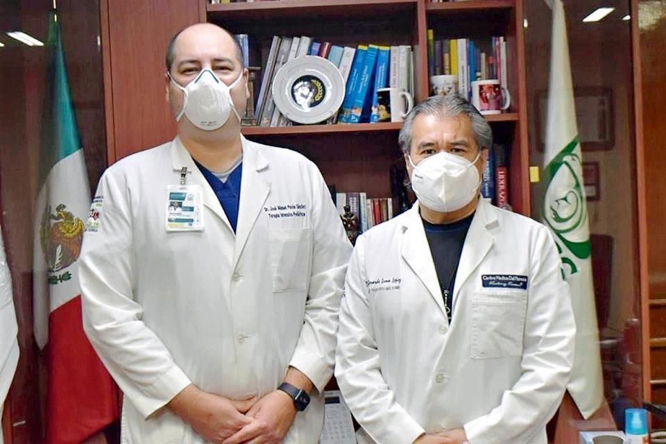 José Manuel Pavón Sánchez (izq.) y Gerardo Luna López, médicos especialistas que participaron en el histórico trasplante.