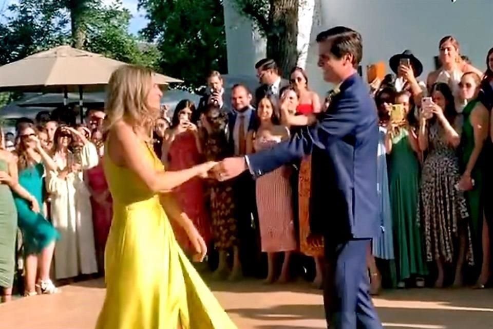 Alejandra Gómez de Salas baila con su hijo Fernando González Gómez