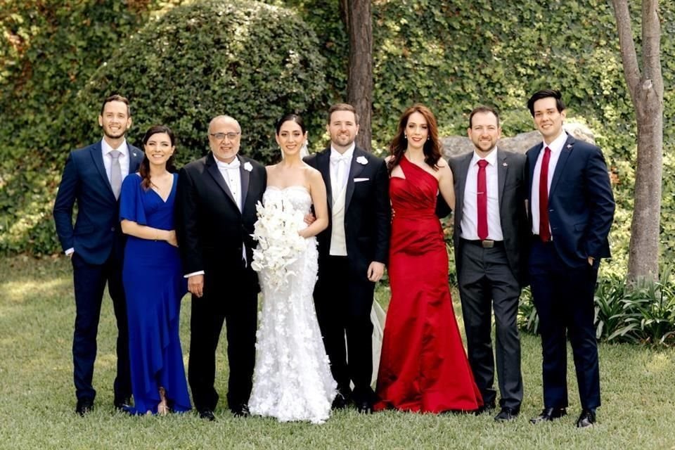FAMILIA DE LA NOVIA. Francisco López Santos, Catalina Treviño, Francisco López Lamas, los novios, Nancy López Santos, Alejandro Rendón y Fernando López Santos