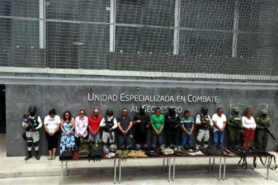 Armas largas, chalecos antibalas, cascos operativos, insignias CJNG, equipos de radiocomunicación y droga fueron algunas de las cosas halladas en los inmuebles.