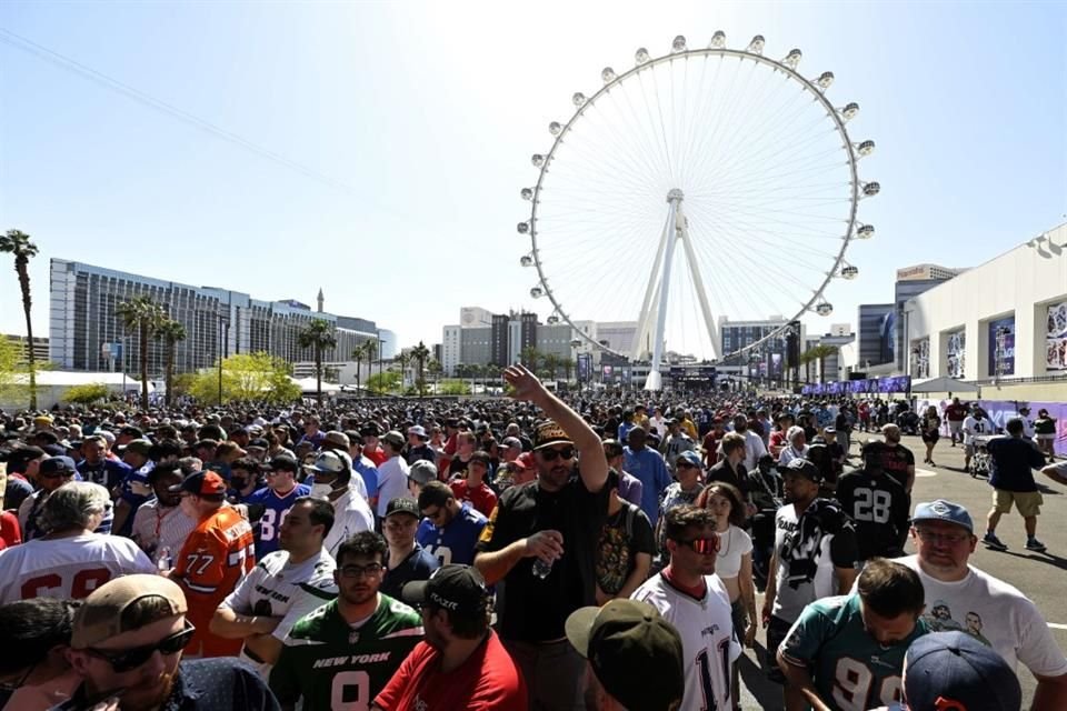Más de 100 mil aficionados reunidos en Las Vegas.