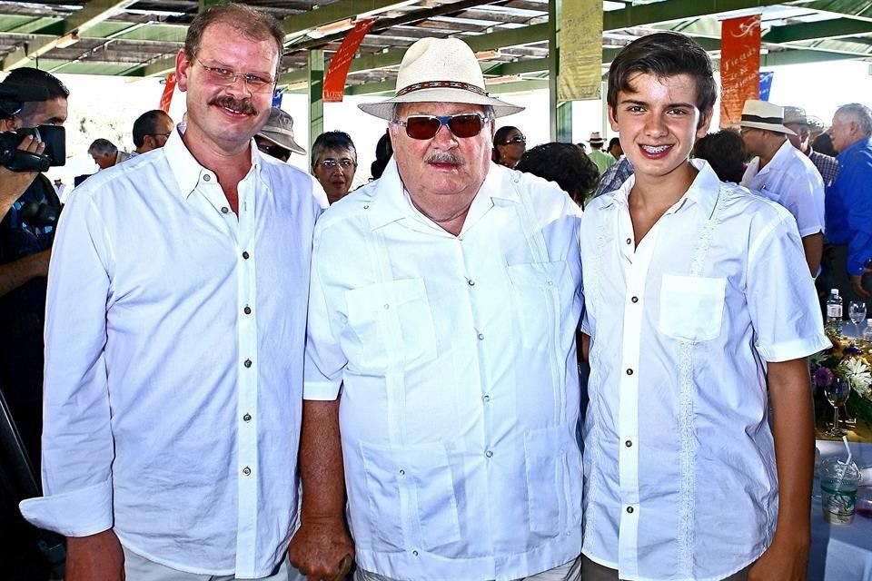 Los tres Luis Cetto, padre (centro), hijo (izq.) y nieto, tres generaciones unidas durante la vendimia de su casa vinícola en 2014.