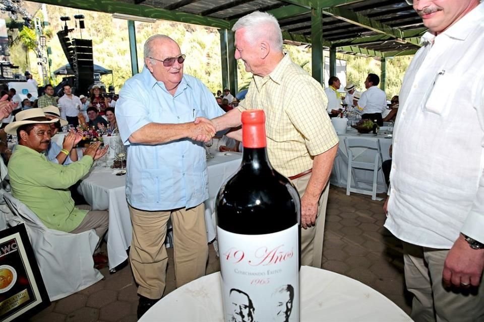 Don Luis Agustín Cetto con el enólogo Camilo Magoni.