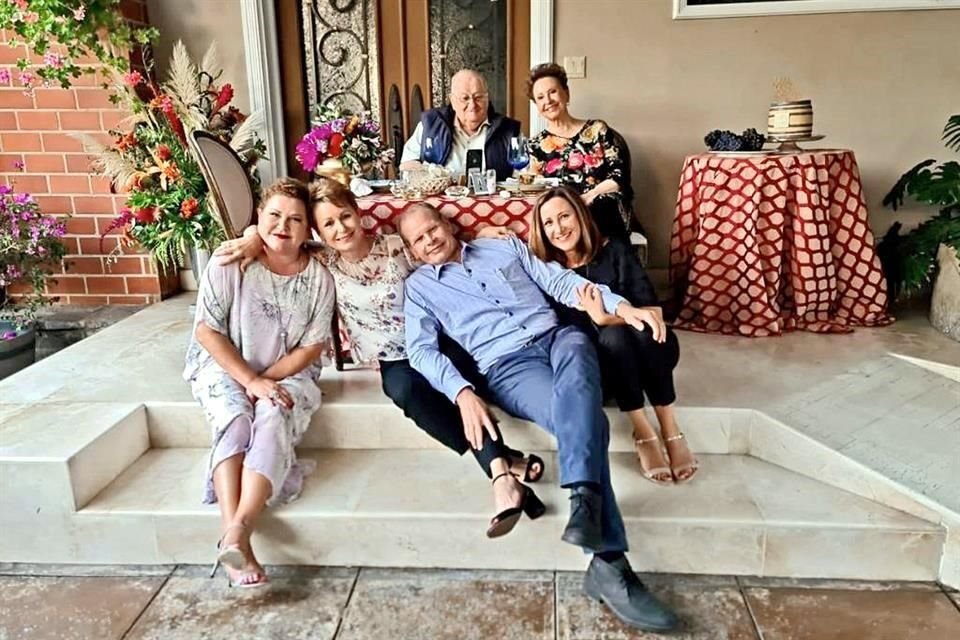 Don Luis con su esposa, María Eloísa Salazar, y sus hijos, Adrianna, Alejandra, Luis y Angélica.