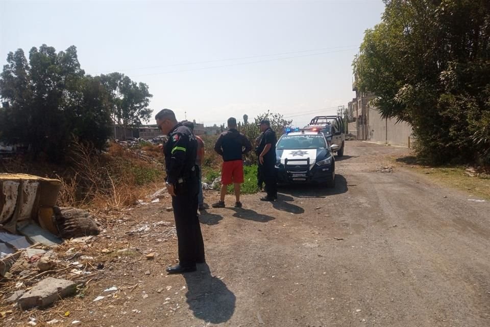 Vecinos de la Colonia Ejidos de Santa María Tulpetlac, en Ecatepec, pidieron apoyo de policías al encontrar una osamenta en un baldío.