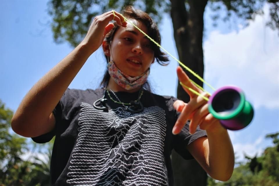 Betty comenzó a dar clases de yoyo en el Parque Hundido los domingos.