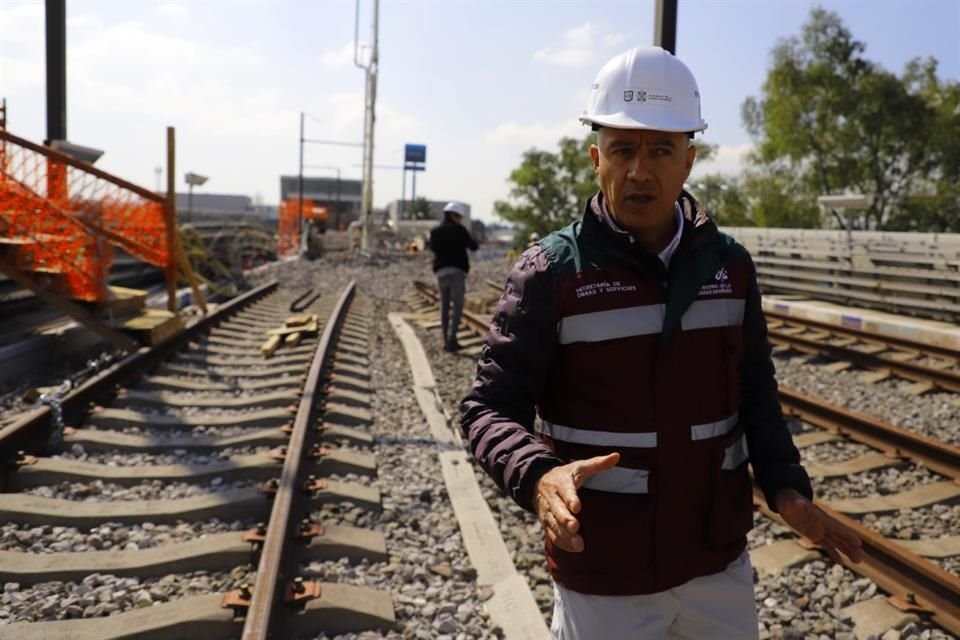 El Secretario de Obras, Jesús Esteva, mostró el colado para reponer los dos cabezales, que se deformaron por la caída en V de las dos estructuras de acero y concreto que soportaban, hace casi un año.