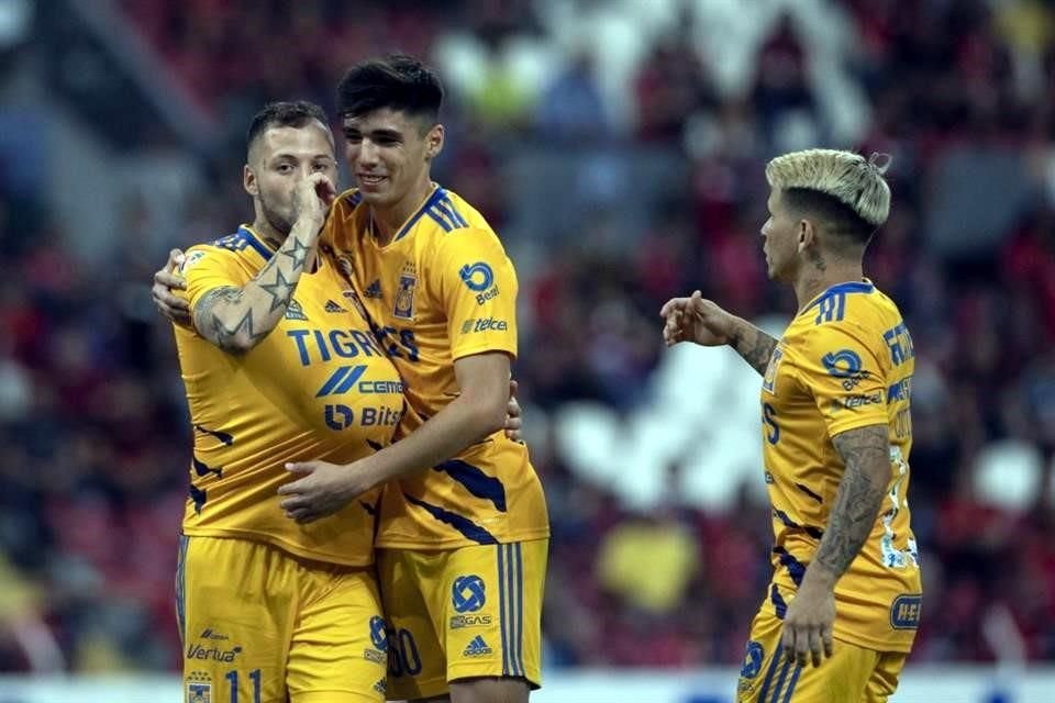 Con un gol de penal anotado por Nicolás López, los Tigres rescataron en la compensación el empate 1-1 ante el Atlas, en el Estadio Jalisco.