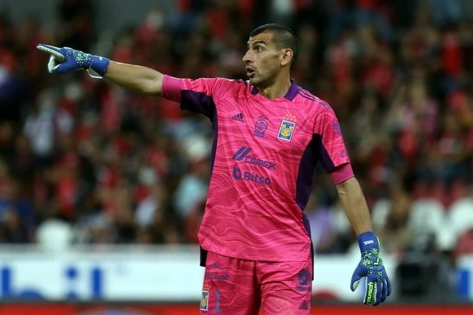 Durante el primer tiempo, ambos equipos buscaron hacer daño, aunque el juego se volvió trabado en el medio campo.