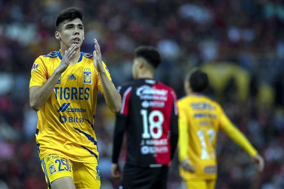 El cuadro auriazul parecía que no estaba conectado en la cancha e incluso Miguel Herrera trató de modificar sus piezas, debutando al delantero Leonardo Flores.