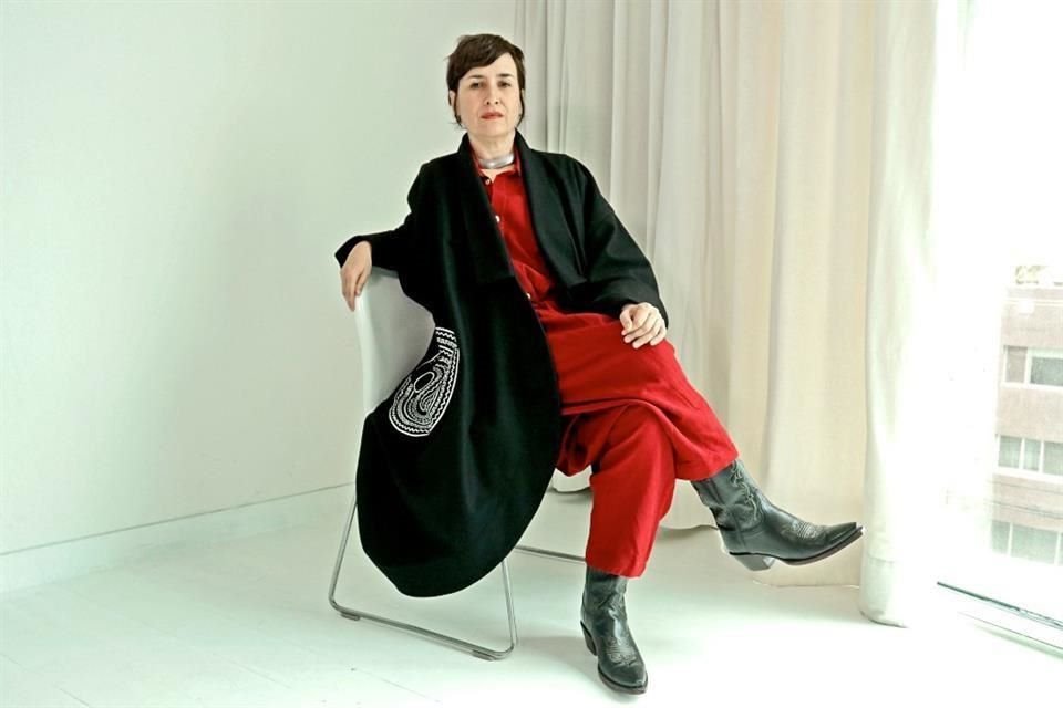 La diseñadora Carla Fernández hace equipo con artesanos indígenas para llevar por el mundo moda contemporánea con técnicas milenarias.