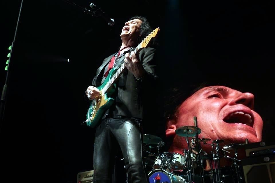 La banda, que se presentó anoche en el Auditorio Citibanamex, aprovechó su actuación para clamar por las mujeres.