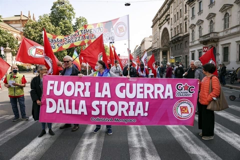 Manifestantes en Italia sostienen una pancarta que dice: '¡La guerra fuera de nuestra historia!'.