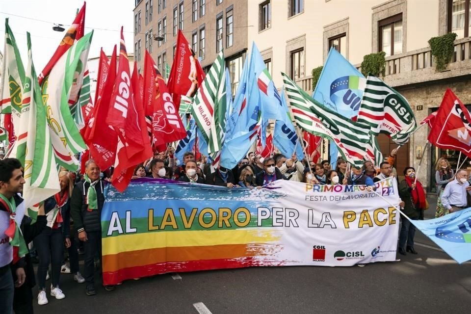 Manifestantes en Milán, marchan por el Día del Trabajo y por la paz.