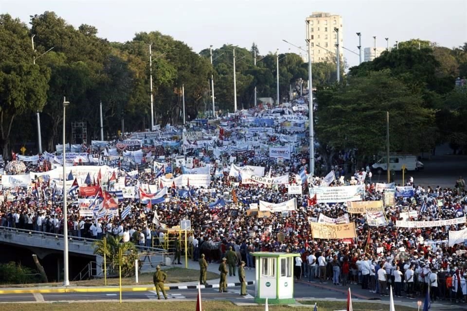 Miles de cubanos avanzan en la marcha de este domingo.