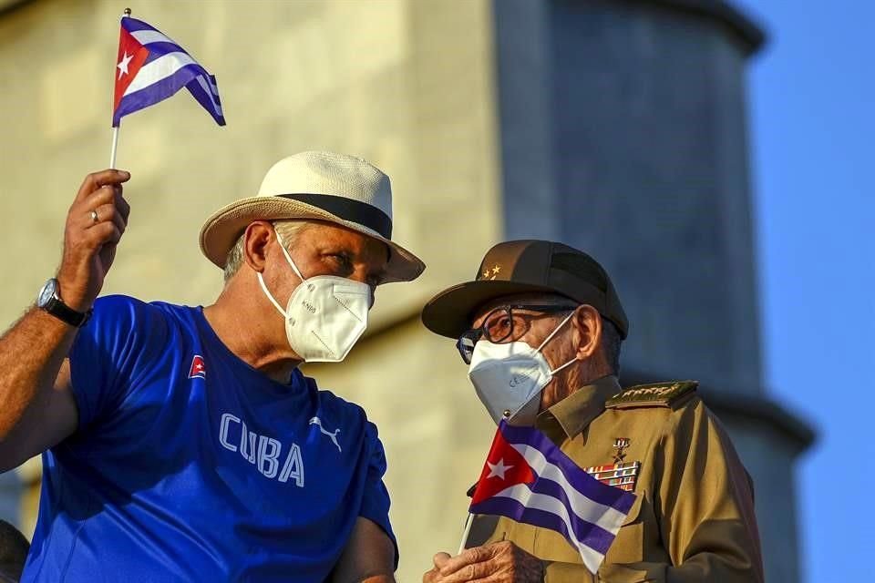 El Presidente cubano actual, Miguel Díaz-Canel, y el ex Mandatario Raúl Castro.