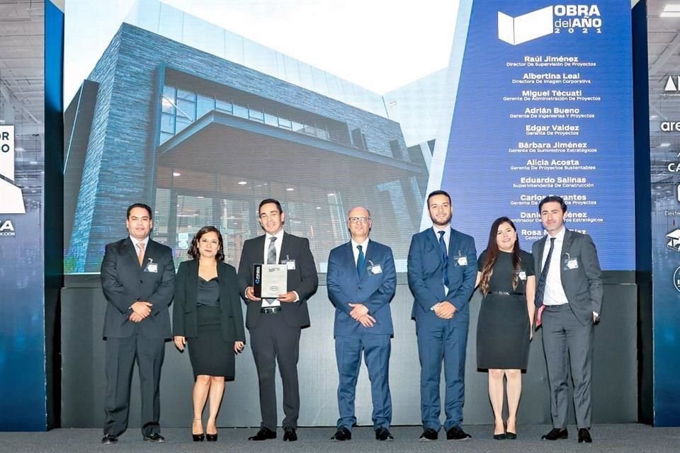 Raúl Jiménez, Bárbara Jiménez, Miguel Técuatl, Javier Ugarte, Edgar Valdez, Daniela Jiménez y Adrián Bueno, equipo de FINSA Aguascalientes de construcción, que recibió el premio Obra del Año.