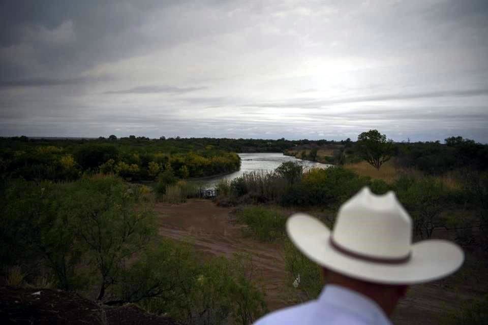 Tom Schmerber, el sheriff de Maverick, que incluye a Eagle Pass, Texas, observa la zona donde un soldado se ahogó ayudando a migrantes en el Río Grande.