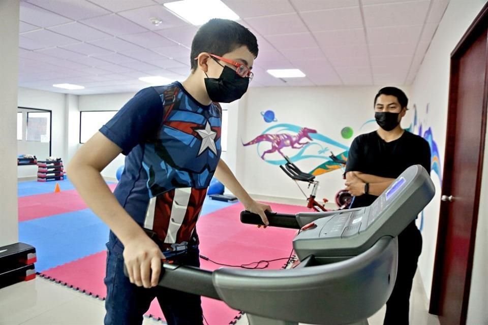 Iván, de 12 años, trabajó duro para controlar su peso con el apoyo de su familia y guía médica.