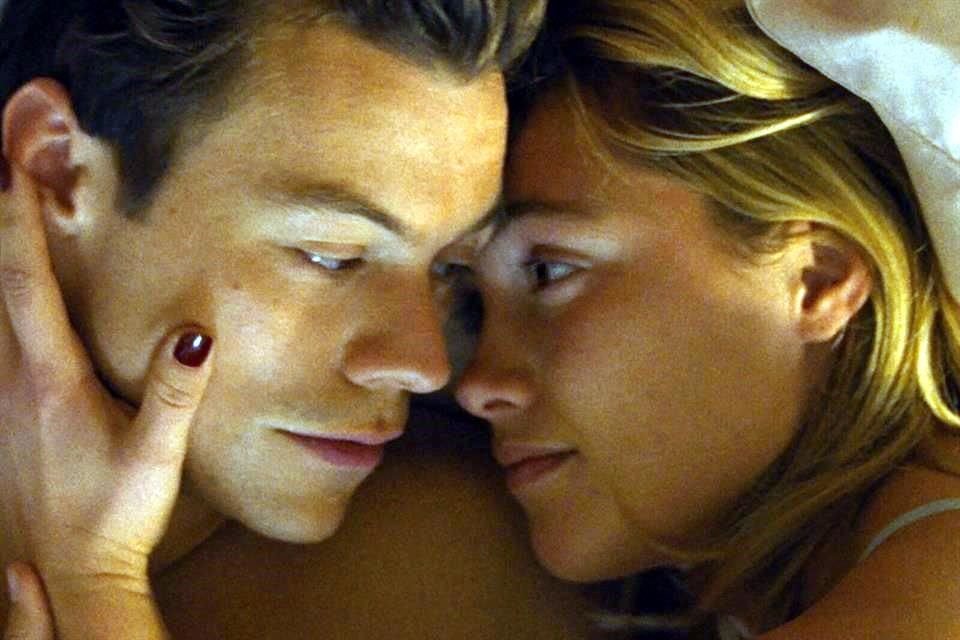 La actriz Olivia Wilde dirige 'Don't Worry Darling', thriller psicológico protagonizado por su novio, Harry Styles; ve el primer tráiler.