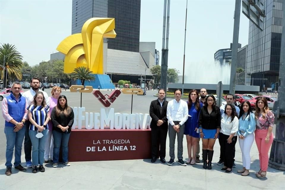 El PAN Ciudad de México colocó un antinomunento en Paseo de la Reforma en conmemoración por las 26 víctimas del desplome de la Línea 12.