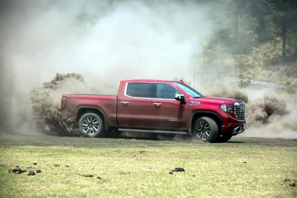 Cuenta con un motor V8 de 6.2 litros que genera 425 caballos de fuerza y 460 lb-pie de torque.