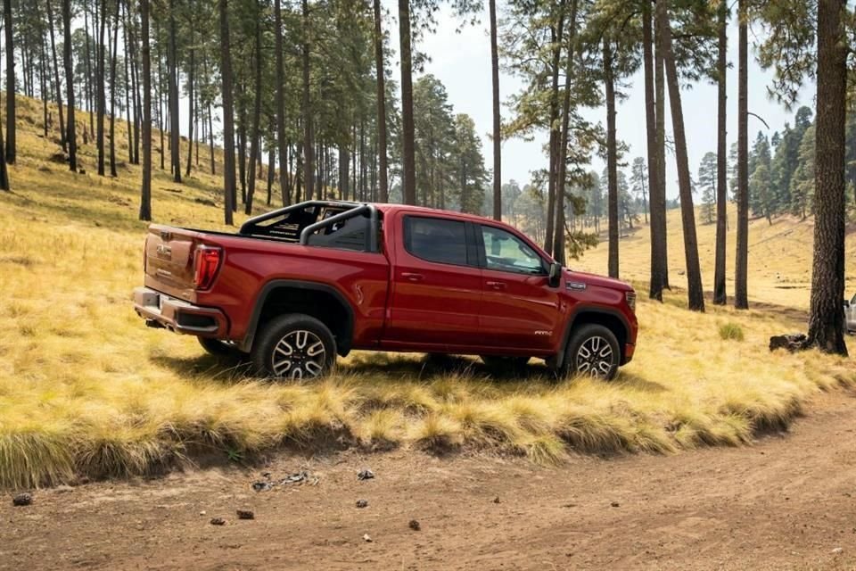 llega con cuatro versiones: Cabina Regular, AT4, Denali y Denali Ultimate.