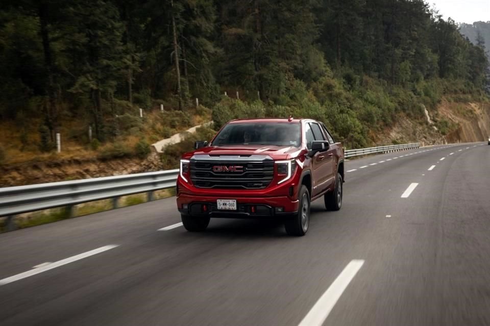 El precio inicial de GMC Sierra es de $1,051,900.