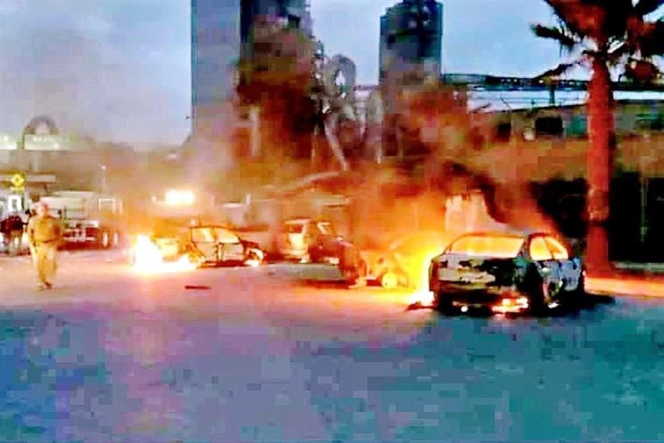 Con armas de fuego, bombas, bats y palos, unos 500 sujetos quisieron apoderarse el miércoles de la planta cementera de la Cruz Azul, lo que dejó 8 muertos.