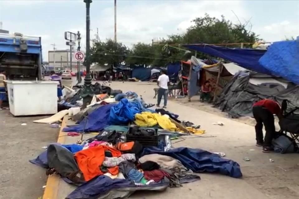 Entre el domingo y lunes, migrantes que esperaron meses en la Plaza de la República de Reynosa comenzaron a levantar sus casas de campaña y cruzar a EU.