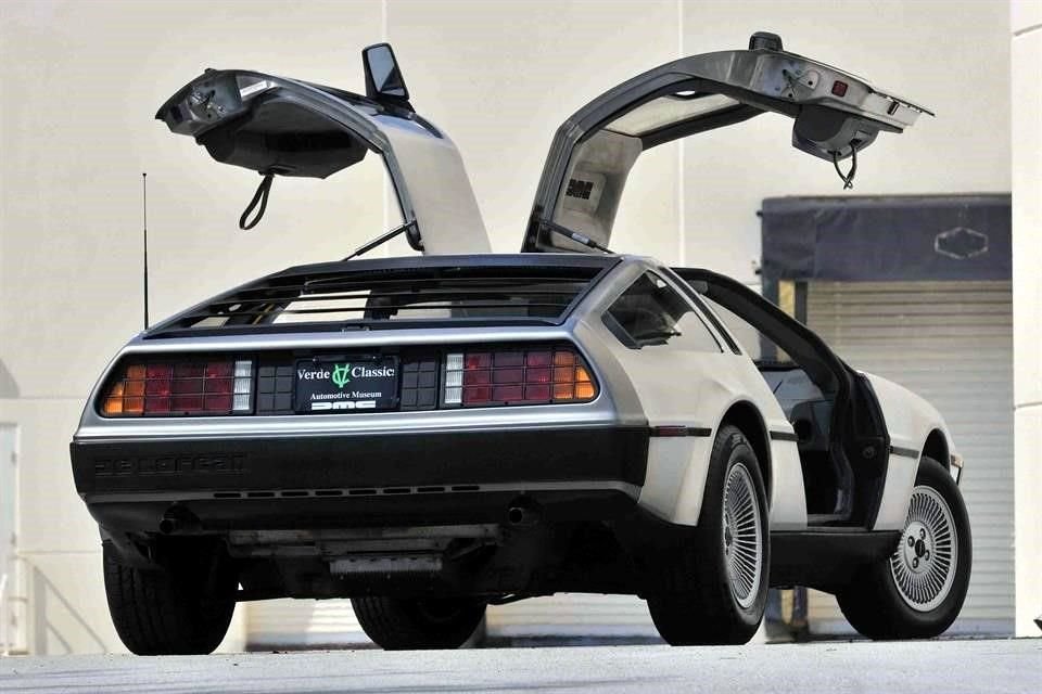 En 1997, Stephen Wynne, propietario de un taller en Los Angeles compró el inventario remanente de piezas para autos DeLorean y los derechos para reproducirlas y distribuirlas.