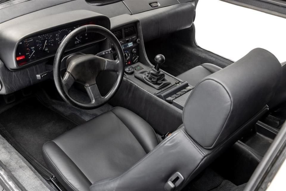 DeLorean tenía un habitáculo hecho de material polimérico.