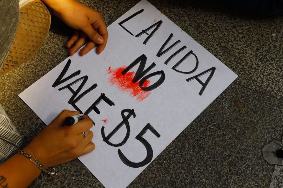 Partió con alrededor de 20 personas, pero con una caravana de policías y personal del Gobierno qué caminó desde la estación Culhuacán a Olivos.