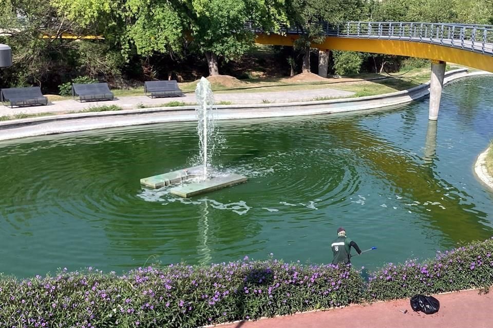 De acuerdo con vecinos de Fuentes del Valle, el lago del Parque El Capitán registró descargas de heces fecales.