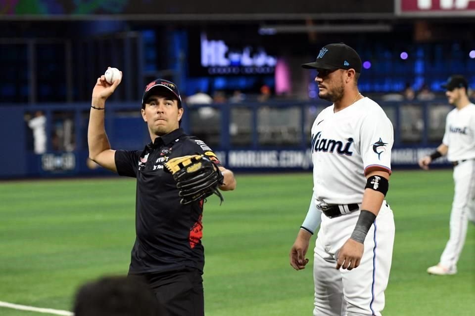 El mexicano se tomó unos minutos para calentar un poco el brazo.